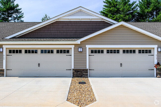 Attached Two-Car Garages in a Neighborhood Setting - Redwood Simpsonville Georgia Road Rental