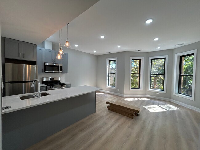 Building Photo - 423 W Belden Ave Rental