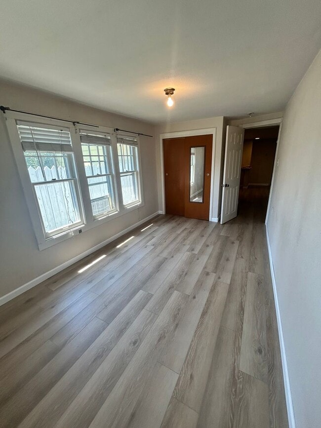 Comfortable & Updated 2 bed, 1 bath Unit i... - Comfortable & Updated 2 bed, 1 bath House Unit i...