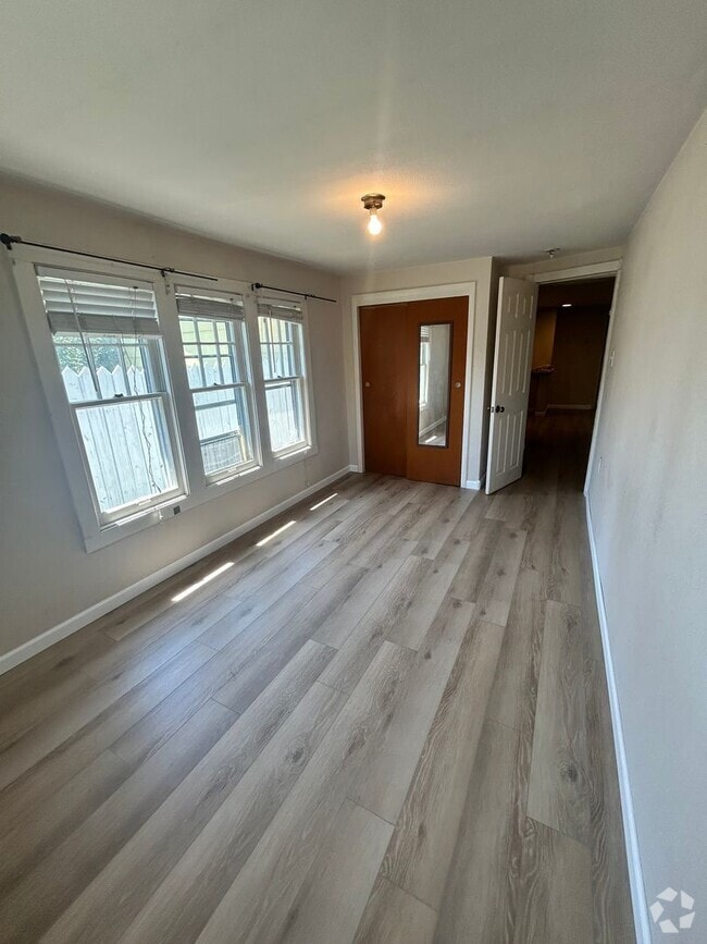 Building Photo - Comfortable & Updated 2 bed, 1 bath Unit i... Rental