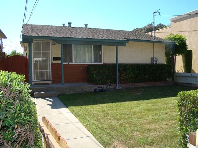 Building Photo - Single family 2 bedroom 1 bath, washer/dry... Rental