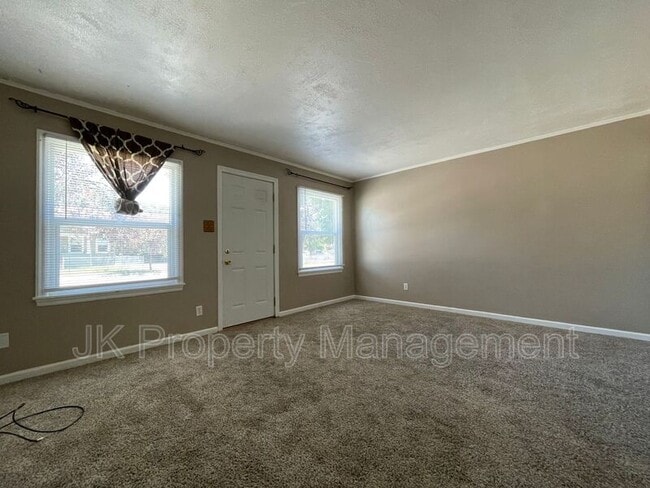 Photo - 208 9th St N