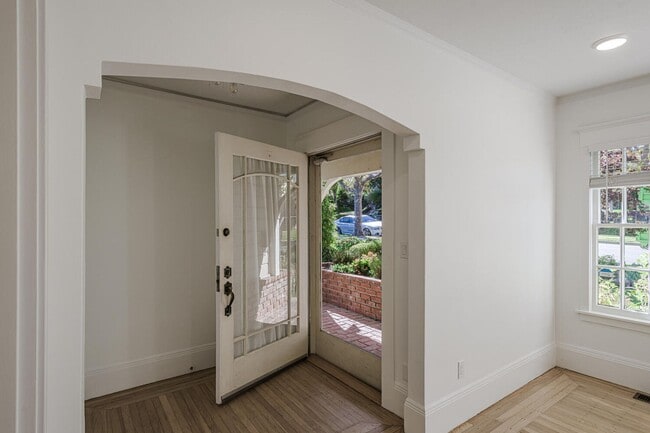 Photo - Charming Burlingame Home, 2 Bedroom / 1.5 ...