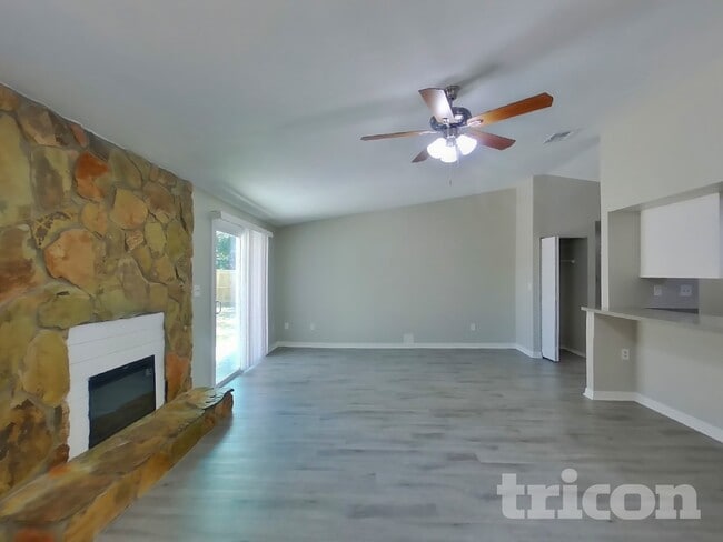 Photo - 3183 Bee St E