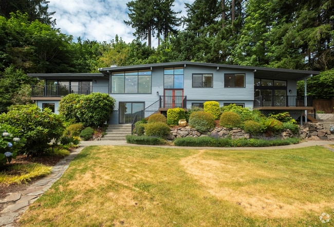 Building Photo - Elegant 4 bed home with Lake Sammamish Vie...