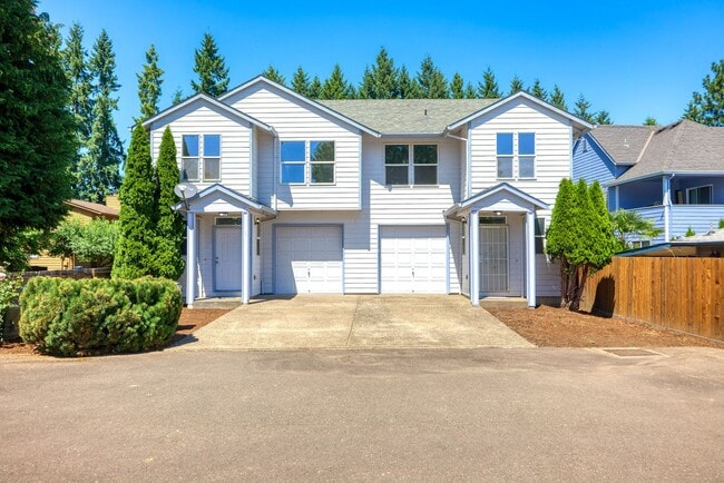 Building Photo - Recently updated 3 bedroom, 2.5 bath Townhouse in Beaverton