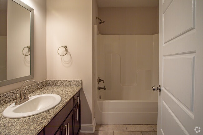 4BD, 2.5BA - 2000 SF - Bathroom