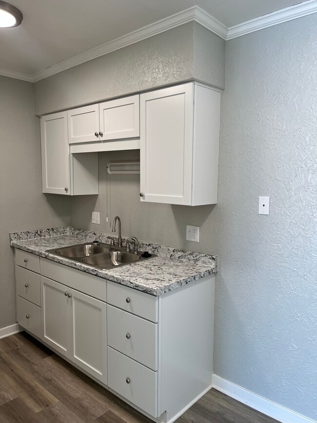 Photo - 505 Clough St