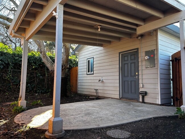 Building Photo - Available now! 1bed/1bath Great Neighborhood!