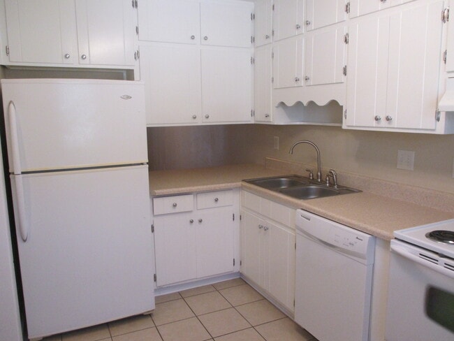 Photo - Stunning 2 Bed, 2 1/2 Bath Townhouse Available July 2026