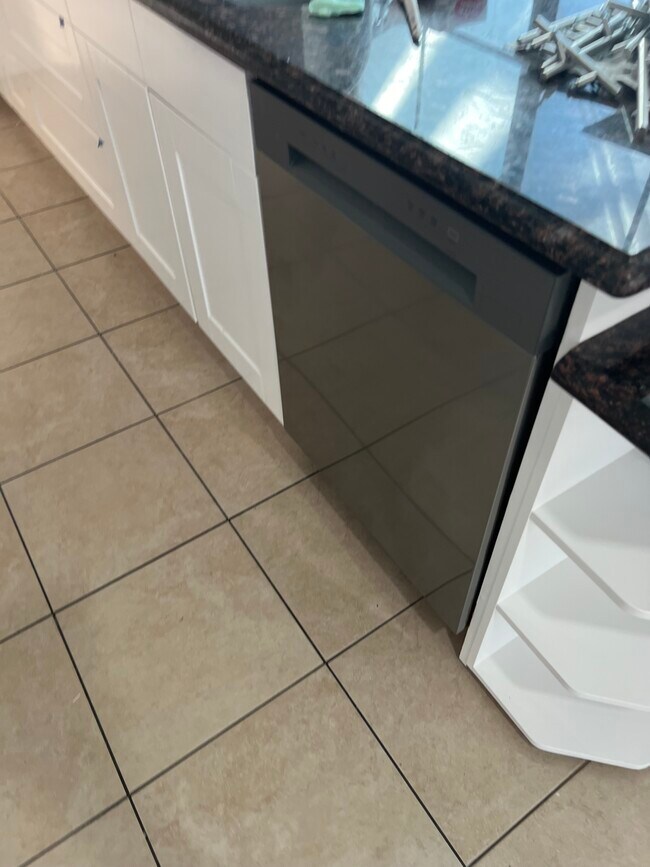 Dishwasher - 2187 Trafalgar Ave