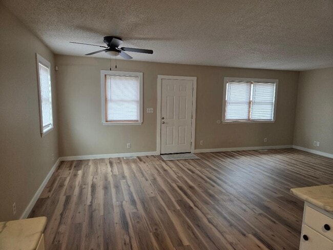 Photo - 720 Fraser St