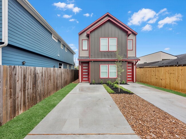 Building Photo - 900 Lucky St