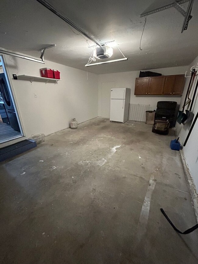 Photo - 3 Bedroom 1 3/4 Bathroom In Norwalk