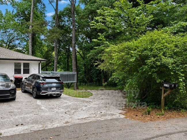 Photo - 1138 Gerald Pl SW