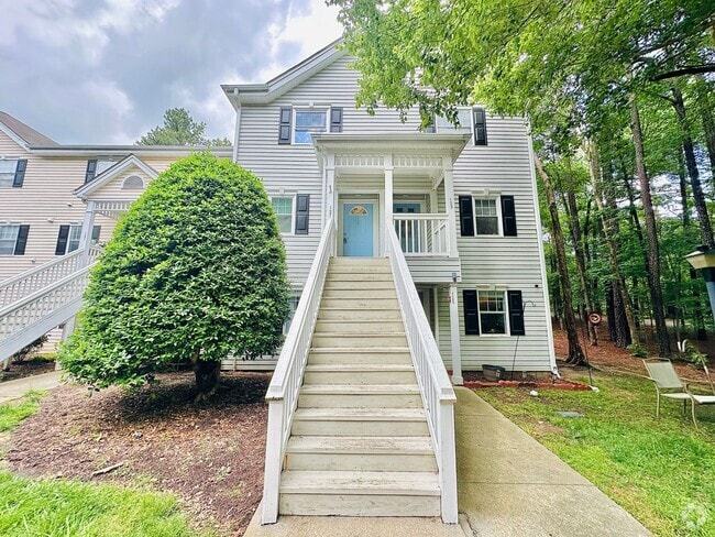 Building Photo - Newly Renovated 2 Bed, 2.5 Bath Chapel Hil... Rental