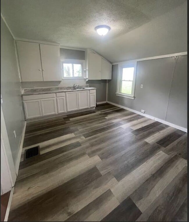 Photo - 3 bed 1 bath close to everything in Dayton!