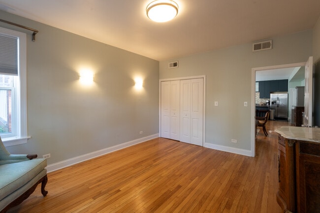 Photo - 2844 N Harding Ave Unit 101