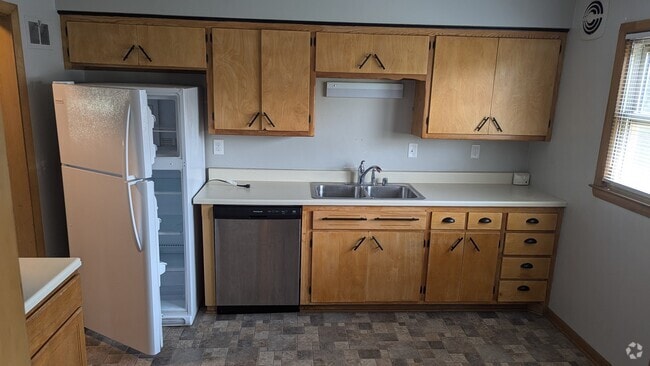 Building Photo - 5240 N Mohawk Ave Unit 5240 Lower Rental