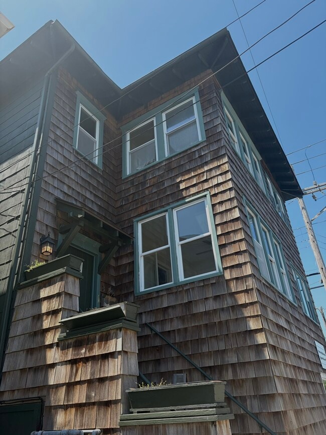 Building Photo - 6750 Ventnor Ave Unit #2
