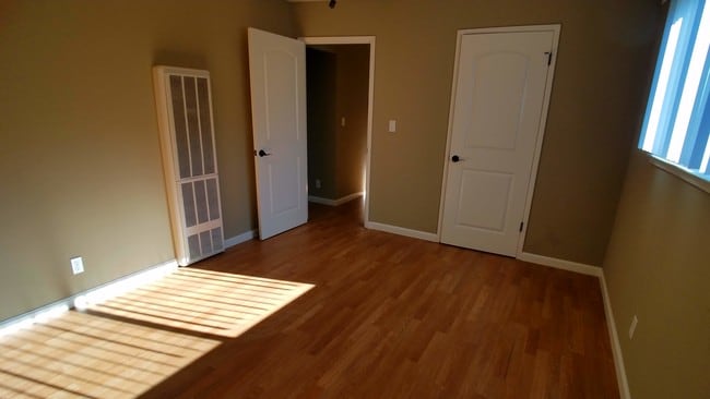 bedroom - Royal Palms Apartments