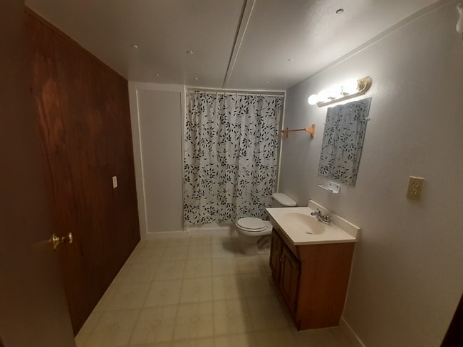 Photo - 100 30th St W