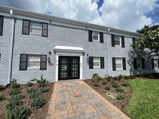 Photo - Modern 3 Bed 2 Bath Condo for Rent in Wint...