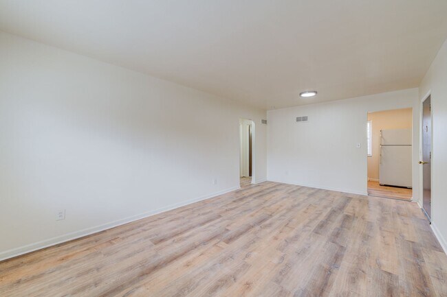 (483) 5830-44 Bermuda Rd