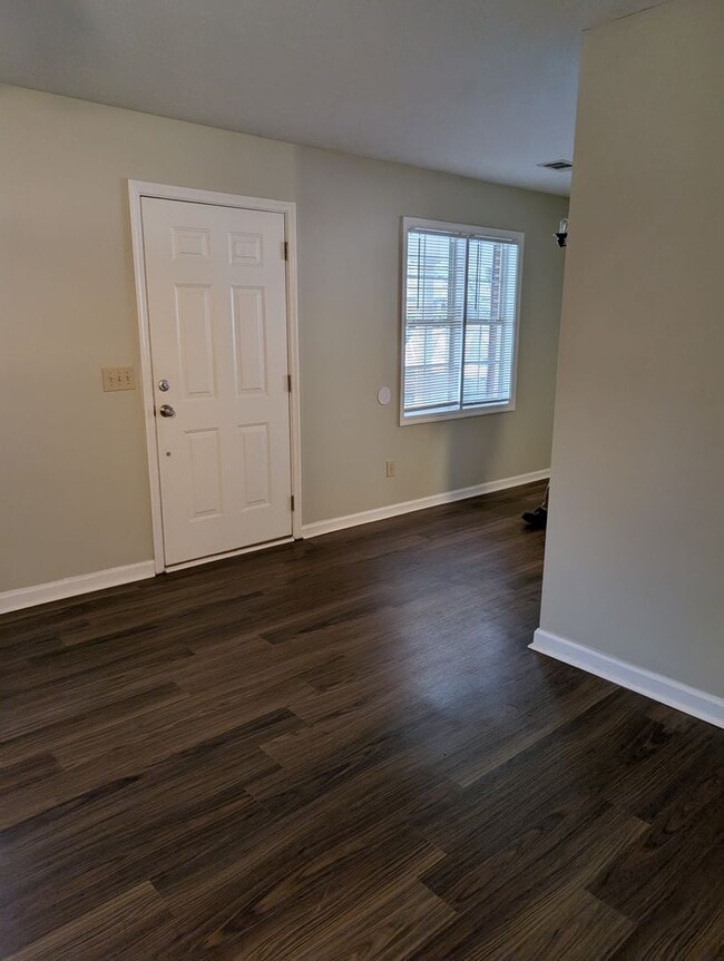 Photo - 866 Hollins Rd