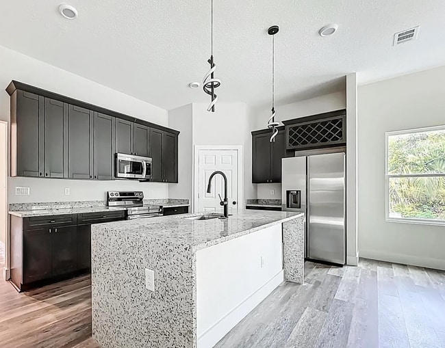 Photo - 1186 W 25th St