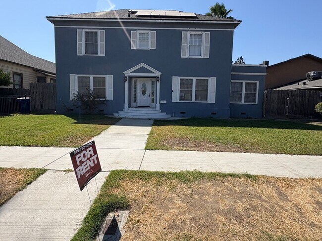 Beautiful 2 Story home Available Now!, pet... - Beautiful 2 Story home Available Now!, pet...