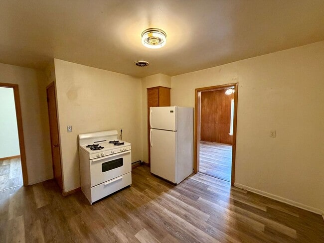 Building Photo - 1120 S 12th Ave Ct Unit Upper