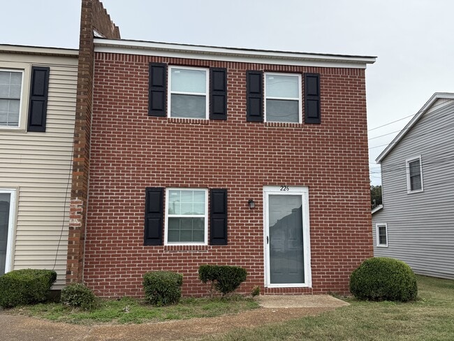 Building Photo - 226 Hickory Trail