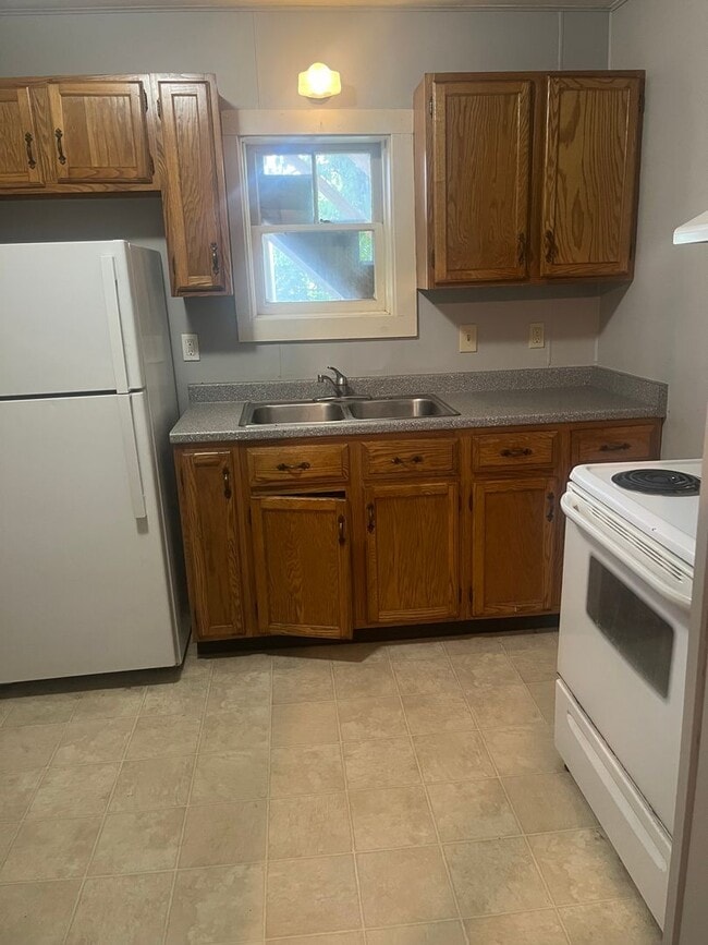 Building Photo - 228-230 Shelburne Road Unit 228 Shelburne Rd. - B