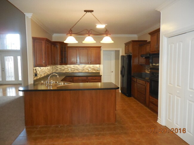 Photo - Lage 3 Bedroom 2 1/2 Bath Pet Friendly Home For Rent