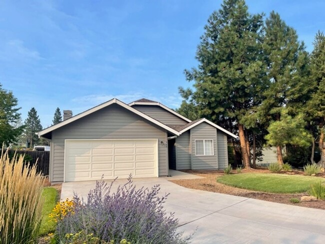 Building Photo - **Charming Midtown Single-Level Home on a ...