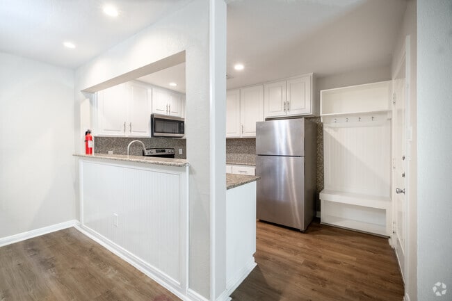 1BR, 1BA - 780 SF - Kitchen - Dominion at Oak Forest
