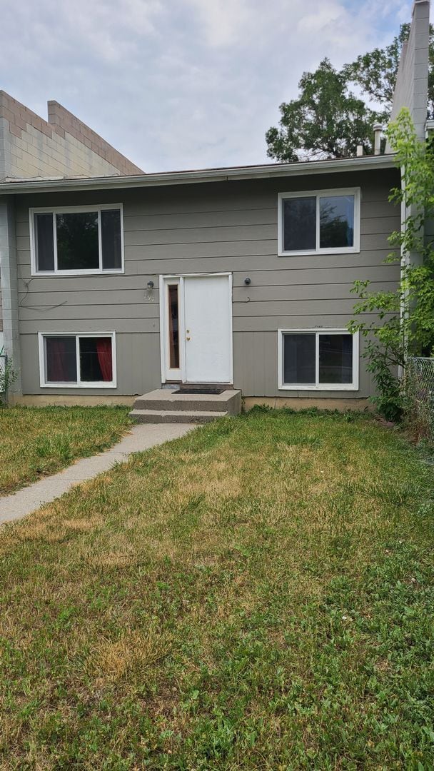 Building Photo - 4 Bedroom/ 2 bath Centrally Located Split Level!