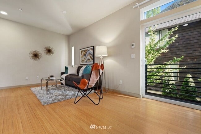 Photo - 1633b California Ave SW