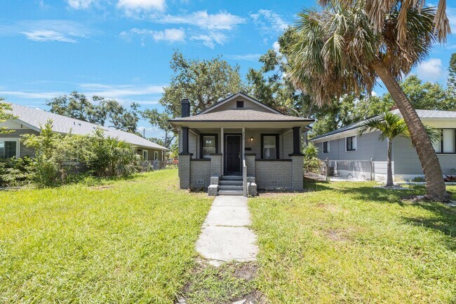 Photo - Cosy 2 bedroom 1 bath home with nice size yard $1850 SECTION 8 WELCOME**