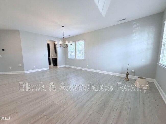 Photo - 504 Eno Dr