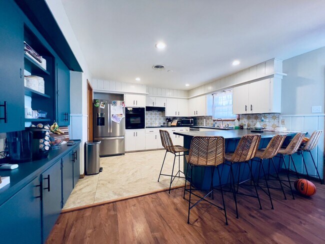 Photo - PRE-LEASING FOR SUMMER: Check out this Mod...