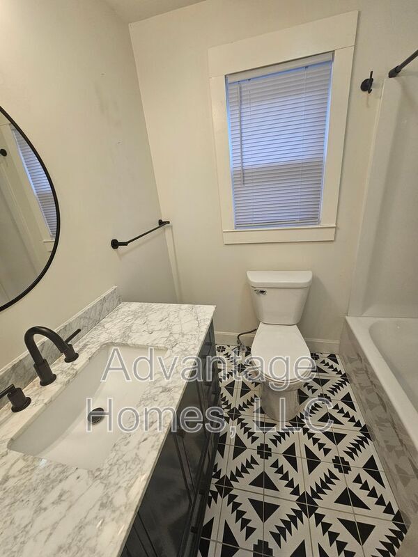 Photo - 4826 E 6 St