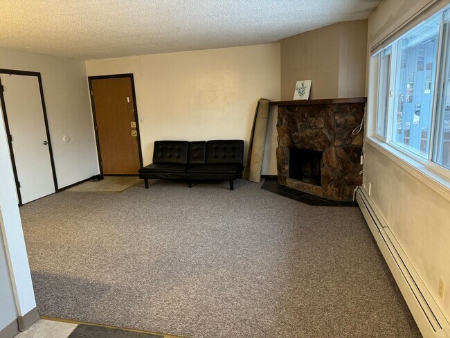 Top floor unit in convenient location - Top floor unit in convenient location House