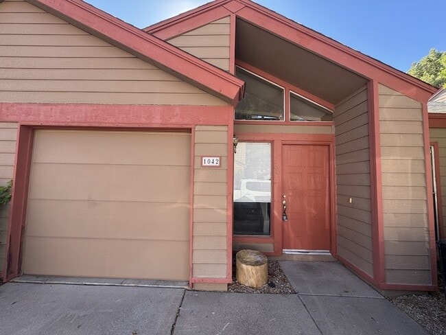 Building Photo - The Pines Townhome - Garage