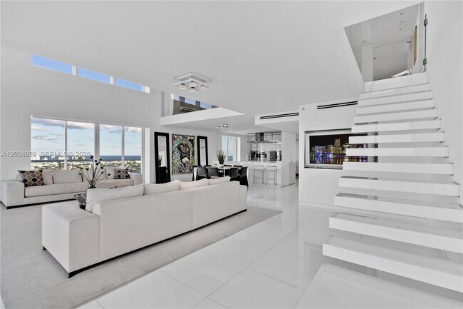 10 Venetian Way Unit PH04