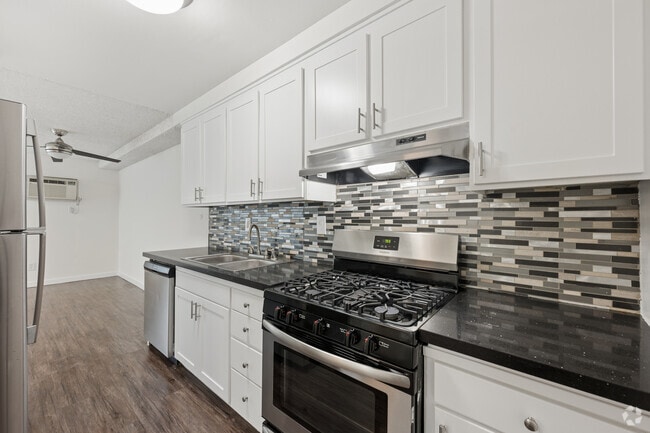 1BR, 1BA - 720SF - Kitchen