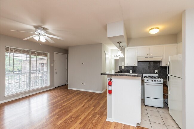 Photo - 425 Emerson St Unit 7