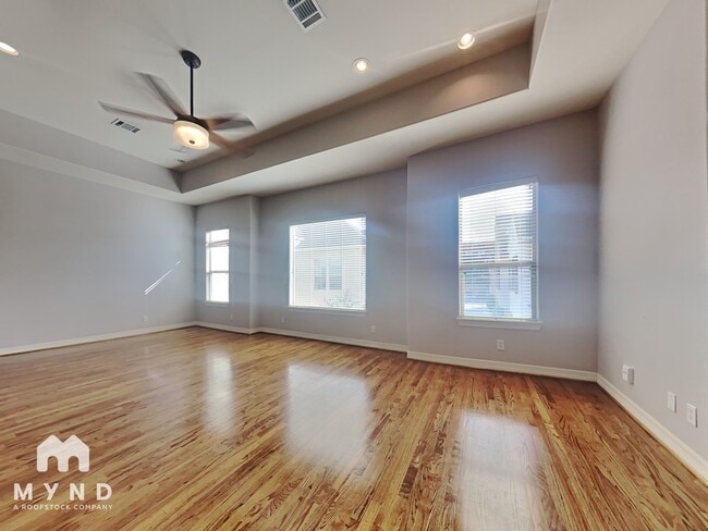 Photo - 3838 Center St