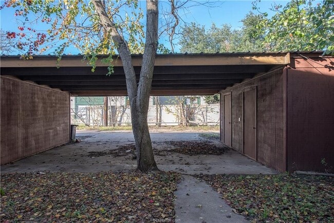 Photo - Bryan - 3 Bedroom / 1.5 bathroom / Carport / Back Yard, 2 Story unit.